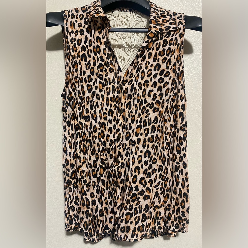 💰2/$10 Used Womens button up cheetah Pattern tank top- size xxl